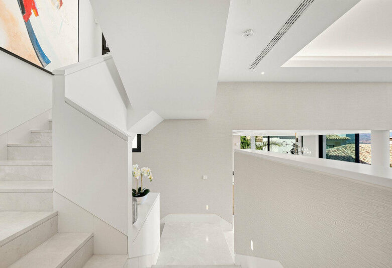 FOR SALE 🏡 Villa-Style Duplex with Panoramic Sea Views in a Gated Community of Seven – La Quinta, Benahavís 🇪🇸