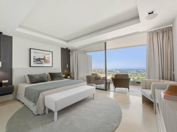 FOR SALE 🏡 Villa-Style Duplex with Panoramic Sea Views in a Gated Community of Seven – La Quinta, Benahavís 🇪🇸