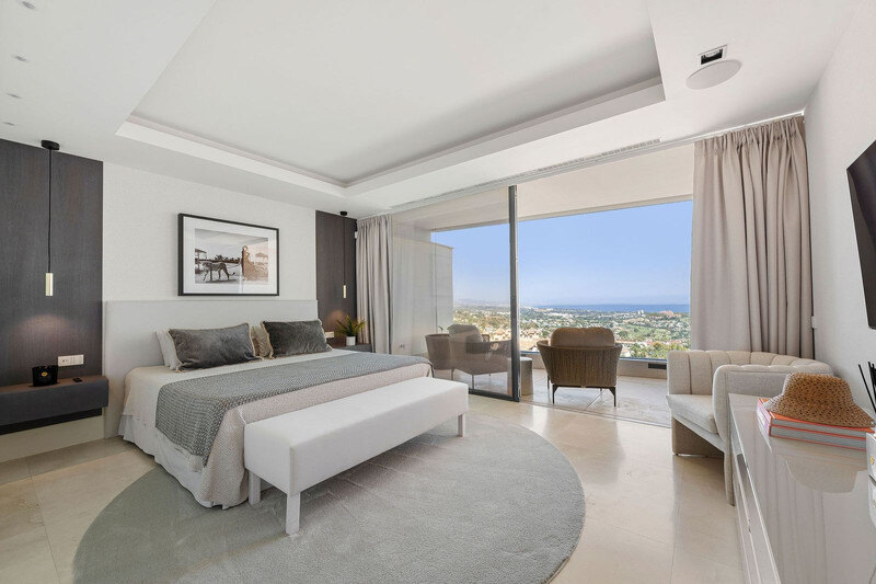 FOR SALE 🏡 Villa-Style Duplex with Panoramic Sea Views in a Gated Community of Seven – La Quinta, Benahavís 🇪🇸