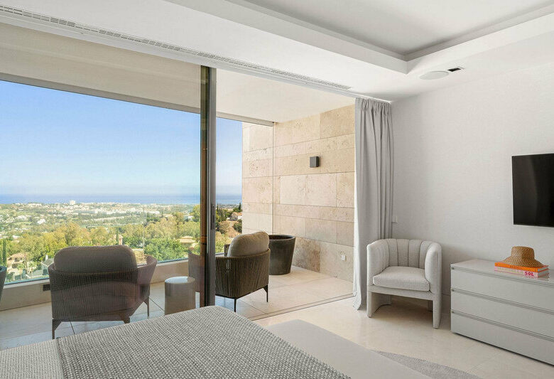 FOR SALE 🏡 Villa-Style Duplex with Panoramic Sea Views in a Gated Community of Seven – La Quinta, Benahavís 🇪🇸