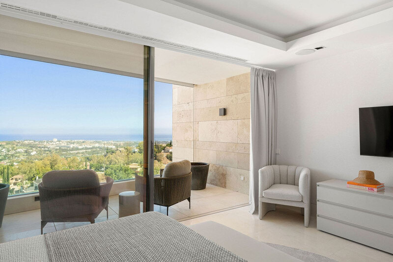FOR SALE 🏡 Villa-Style Duplex with Panoramic Sea Views in a Gated Community of Seven – La Quinta, Benahavís 🇪🇸
