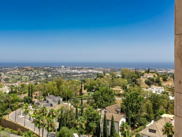 FOR SALE 🏡 Villa-Style Duplex with Panoramic Sea Views in a Gated Community of Seven – La Quinta, Benahavís 🇪🇸