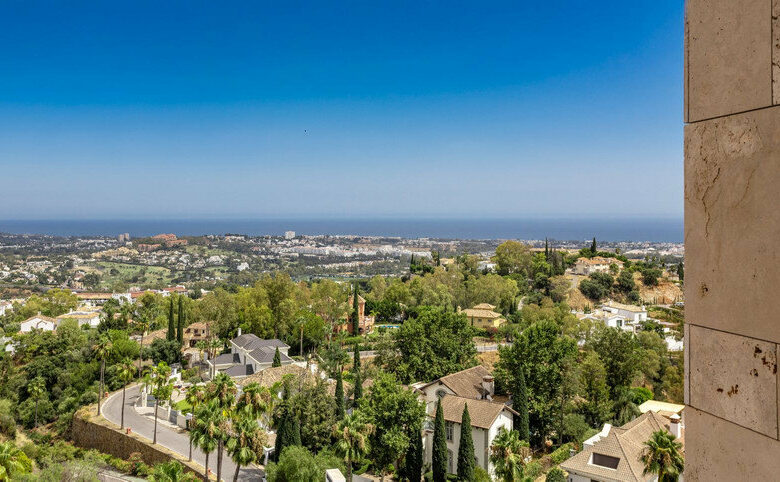 FOR SALE 🏡 Villa-Style Duplex with Panoramic Sea Views in a Gated Community of Seven – La Quinta, Benahavís 🇪🇸