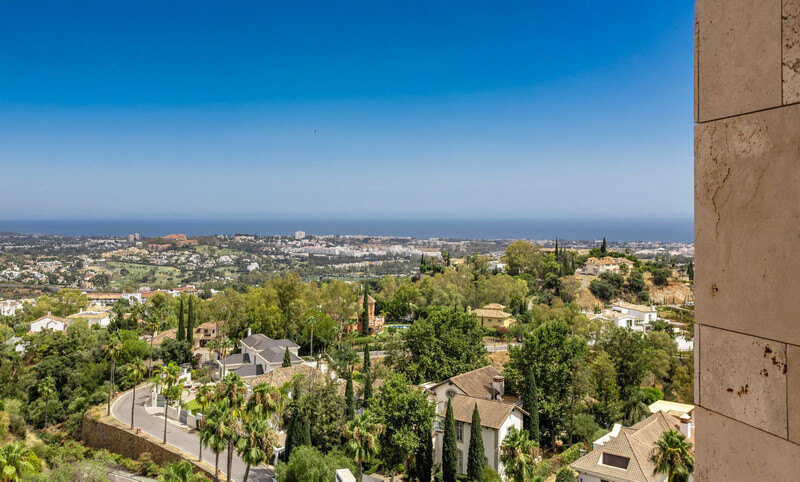 FOR SALE 🏡 Villa-Style Duplex with Panoramic Sea Views in a Gated Community of Seven – La Quinta, Benahavís 🇪🇸