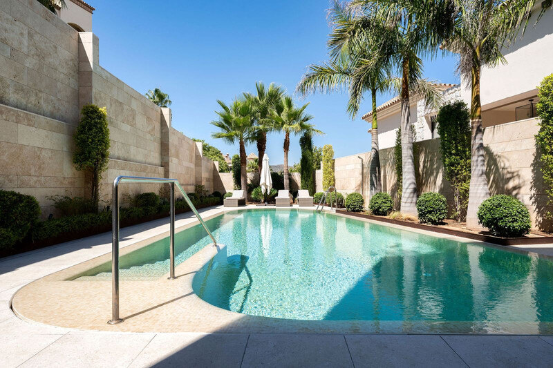 FOR SALE 🏡 Villa-Style Duplex with Panoramic Sea Views in a Gated Community of Seven – La Quinta, Benahavís 🇪🇸
