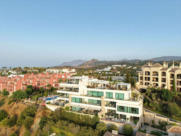 FOR SALE 🏡 Villa-Style Duplex with Panoramic Sea Views in a Gated Community of Seven – La Quinta, Benahavís 🇪🇸