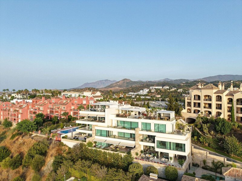 FOR SALE 🏡 Villa-Style Duplex with Panoramic Sea Views in a Gated Community of Seven – La Quinta, Benahavís 🇪🇸