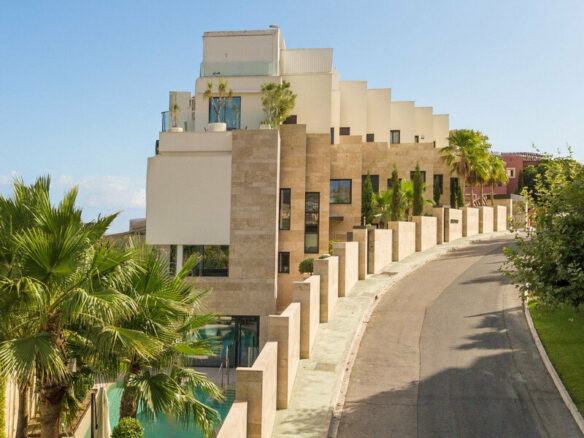 FOR SALE 🏡 Villa-Style Duplex with Panoramic Sea Views in a Gated Community of Seven – La Quinta, Benahavís 🇪🇸