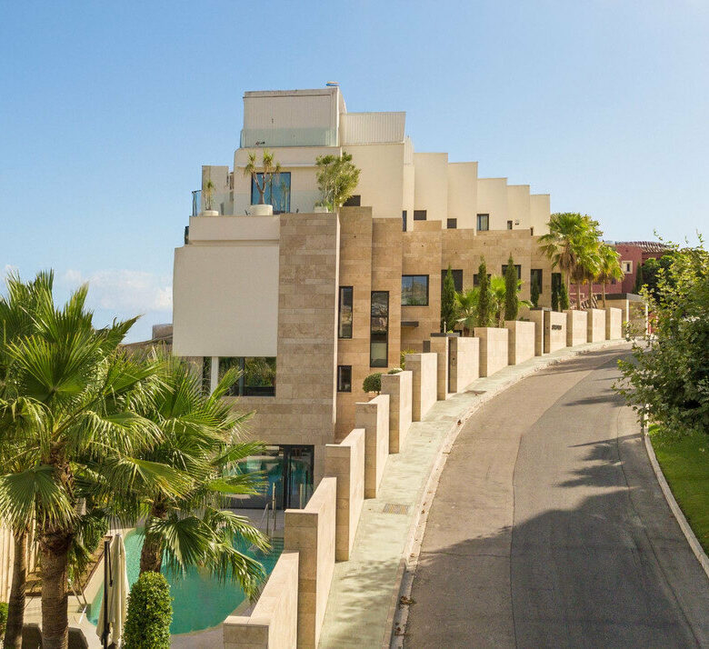 FOR SALE 🏡 Villa-Style Duplex with Panoramic Sea Views in a Gated Community of Seven – La Quinta, Benahavís 🇪🇸