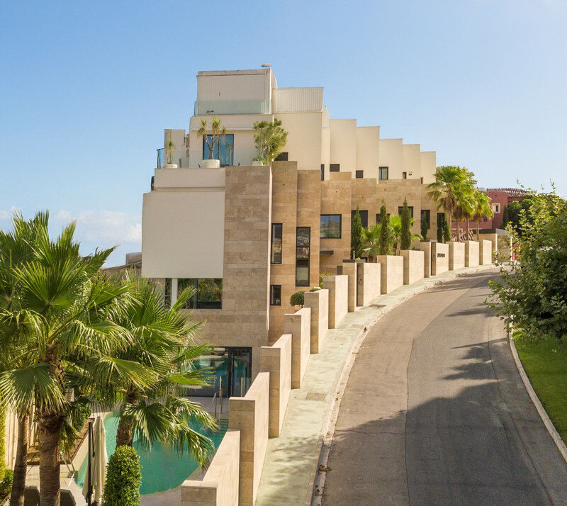 FOR SALE 🏡 Villa-Style Duplex with Panoramic Sea Views in a Gated Community of Seven – La Quinta, Benahavís 🇪🇸