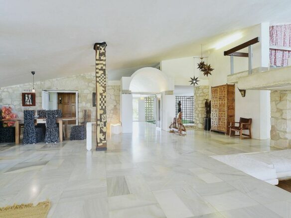 Singular villa on a large estate near Santa Maria Golf, Elviria, Marbella East
