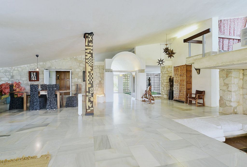 Singular villa on a large estate near Santa Maria Golf, Elviria, Marbella East