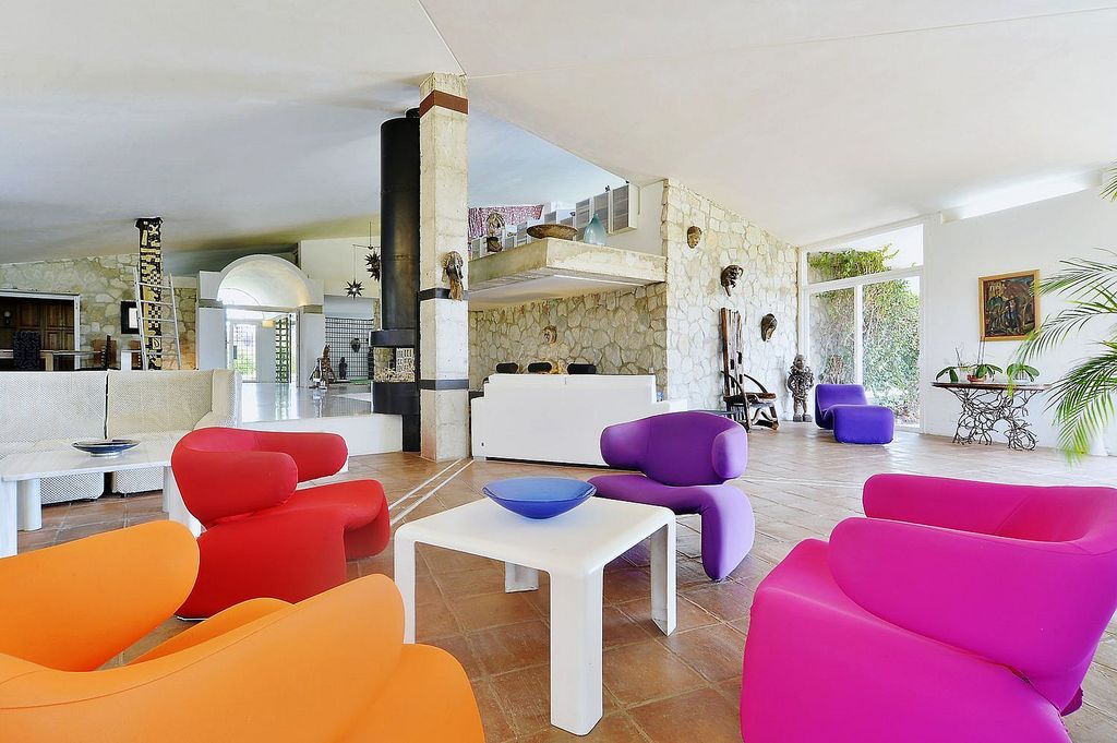 Singular villa on a large estate near Santa Maria Golf, Elviria, Marbella East