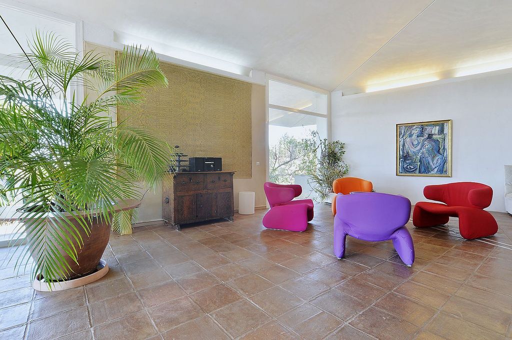Singular villa on a large estate near Santa Maria Golf, Elviria, Marbella East
