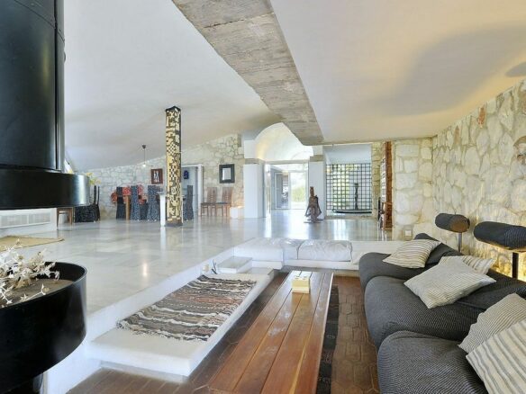 Singular villa on a large estate near Santa Maria Golf, Elviria, Marbella East