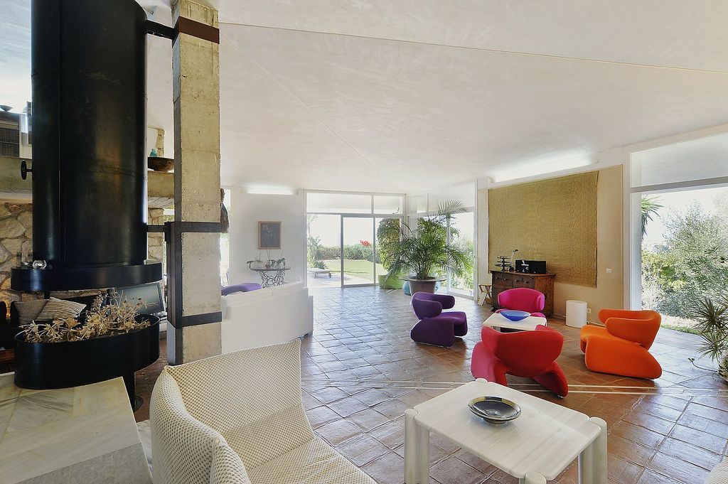 Singular villa on a large estate near Santa Maria Golf, Elviria, Marbella East