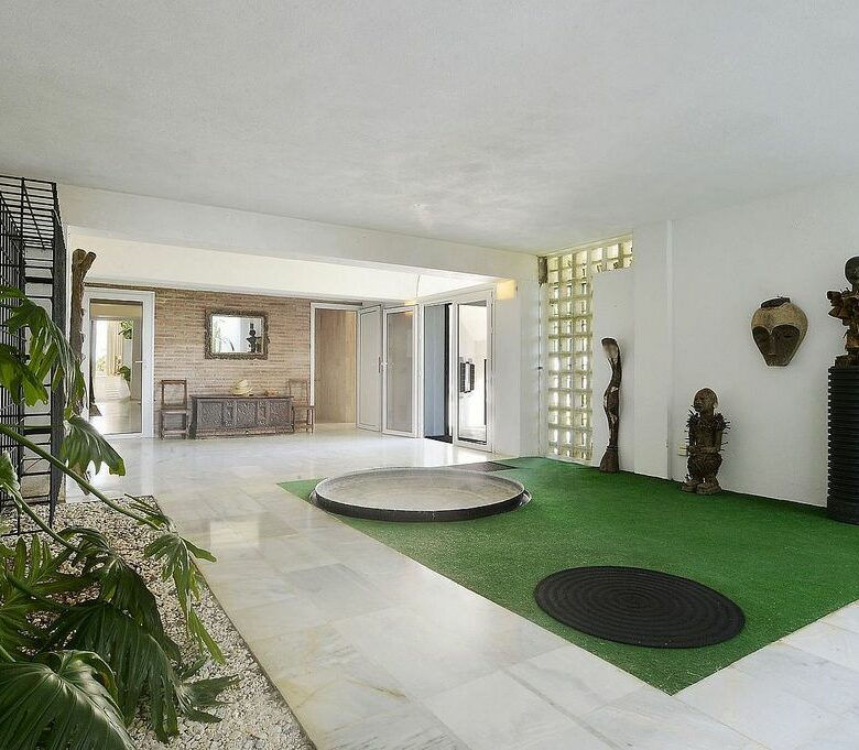 Singular villa on a large estate near Santa Maria Golf, Elviria, Marbella East