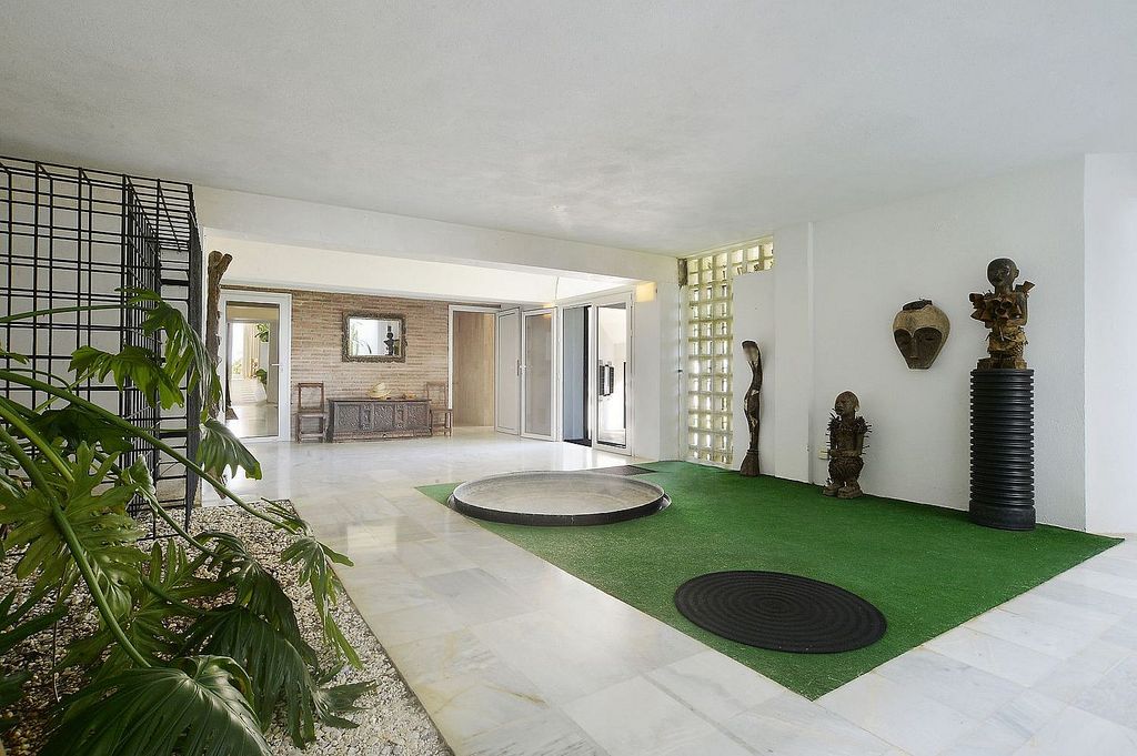 Singular villa on a large estate near Santa Maria Golf, Elviria, Marbella East