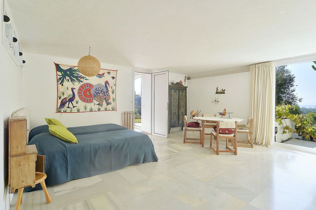 Singular villa on a large estate near Santa Maria Golf, Elviria, Marbella East
