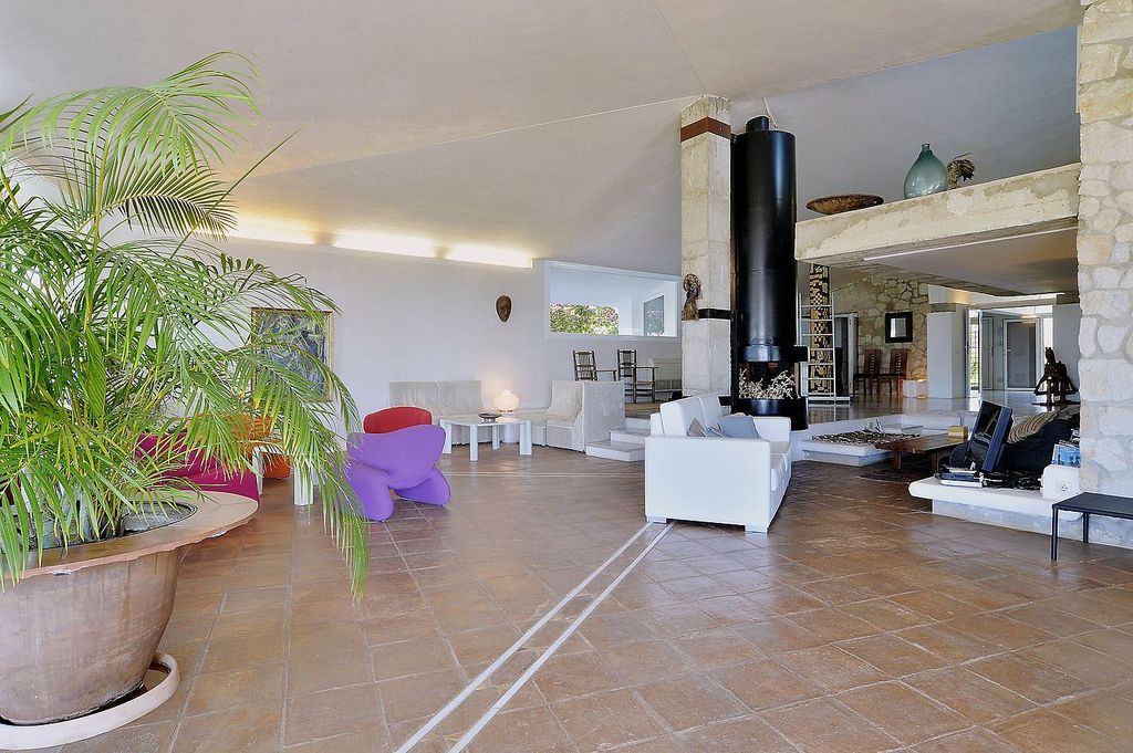 Singular villa on a large estate near Santa Maria Golf, Elviria, Marbella East