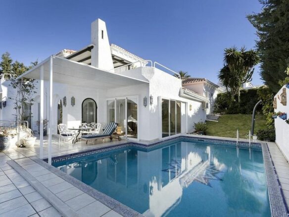 Villa to renovate in a gated community in Los Naranjos, Nueva Andalucia, Marbella
