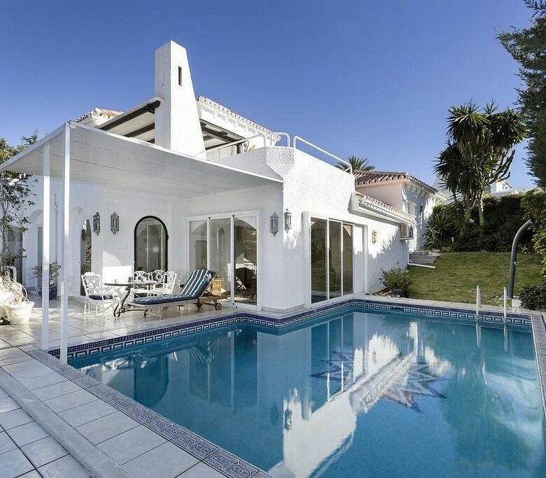 FOR SALE 🏡 Villa to Renovate with Sea Views in a Gated Community – Los Naranjos, Nueva Andalucía, Marbella 🇪🇸
