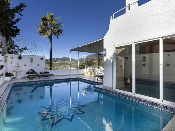 Villa to renovate in a gated community in Los Naranjos, Nueva Andalucia, Marbella