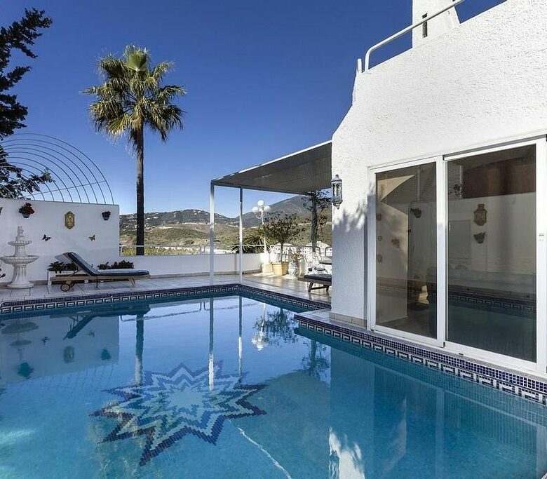 Villa to renovate in a gated community in Los Naranjos, Nueva Andalucia, Marbella