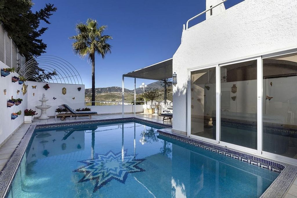 Villa to renovate in a gated community in Los Naranjos, Nueva Andalucia, Marbella