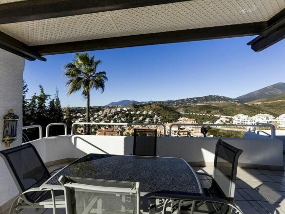 Villa to renovate in a gated community in Los Naranjos, Nueva Andalucia, Marbella