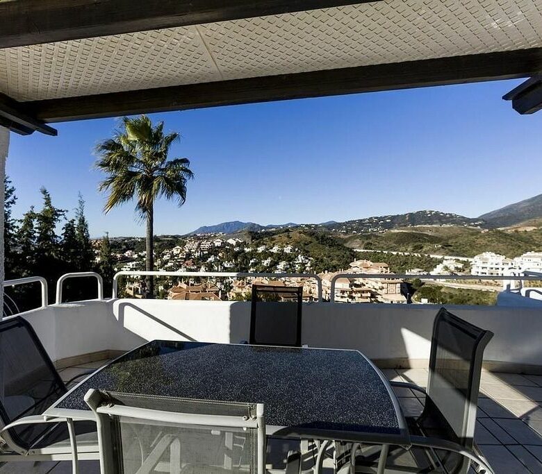 Villa to renovate in a gated community in Los Naranjos, Nueva Andalucia, Marbella