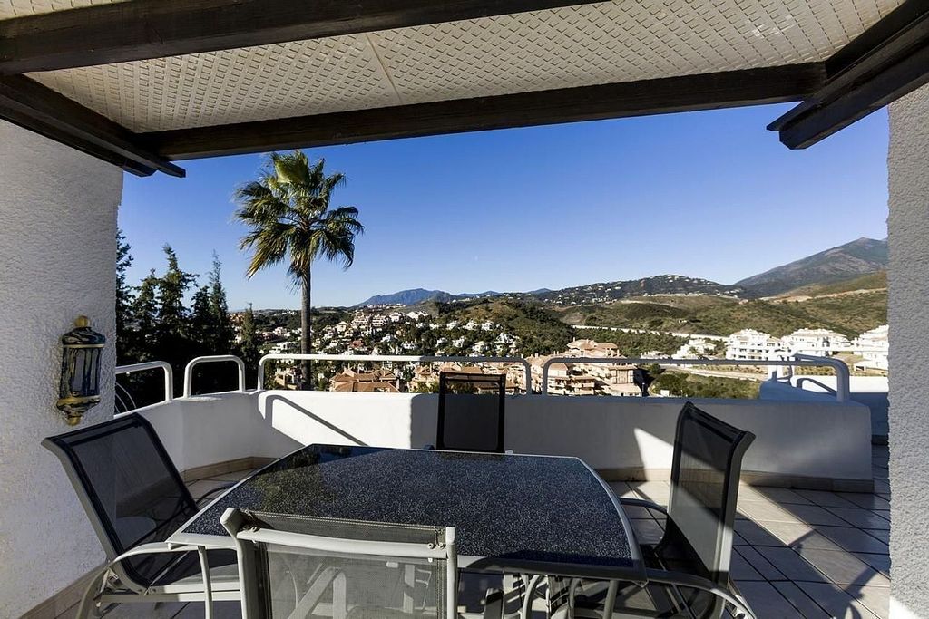 Villa to renovate in a gated community in Los Naranjos, Nueva Andalucia, Marbella
