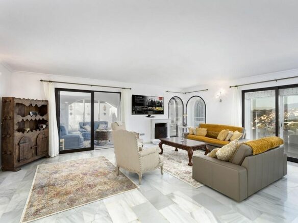 Villa to renovate in a gated community in Los Naranjos, Nueva Andalucia, Marbella