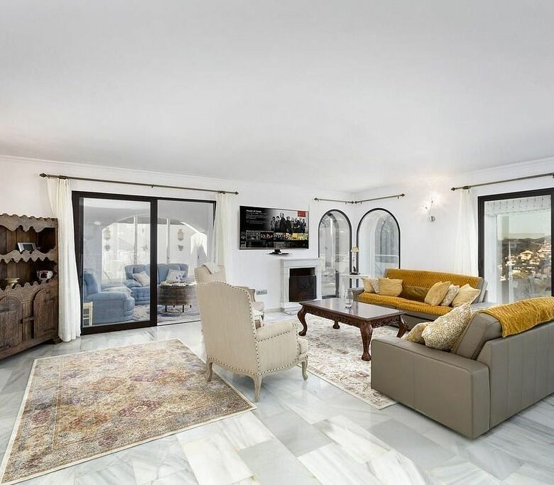 Villa to renovate in a gated community in Los Naranjos, Nueva Andalucia, Marbella
