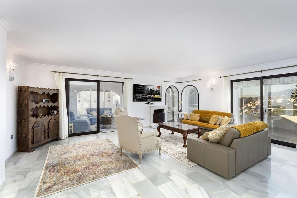 Villa to renovate in a gated community in Los Naranjos, Nueva Andalucia, Marbella