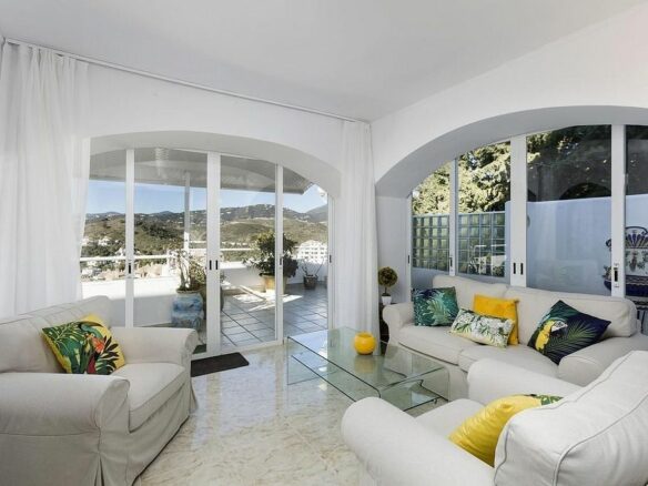 Villa to renovate in a gated community in Los Naranjos, Nueva Andalucia, Marbella