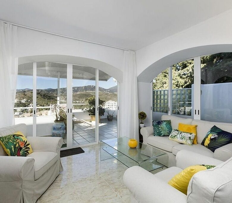 Villa to renovate in a gated community in Los Naranjos, Nueva Andalucia, Marbella