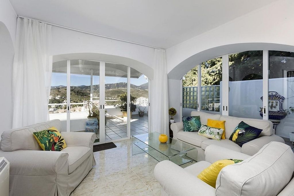 Villa to renovate in a gated community in Los Naranjos, Nueva Andalucia, Marbella