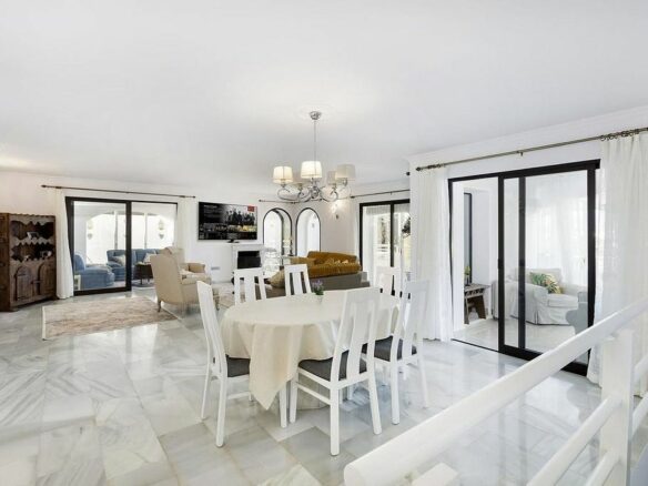 Villa to renovate in a gated community in Los Naranjos, Nueva Andalucia, Marbella