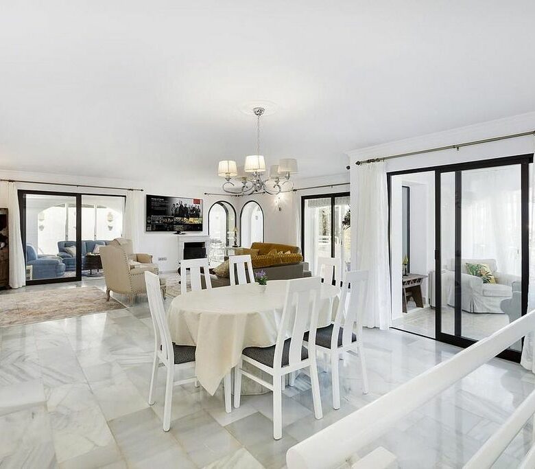 Villa to renovate in a gated community in Los Naranjos, Nueva Andalucia, Marbella