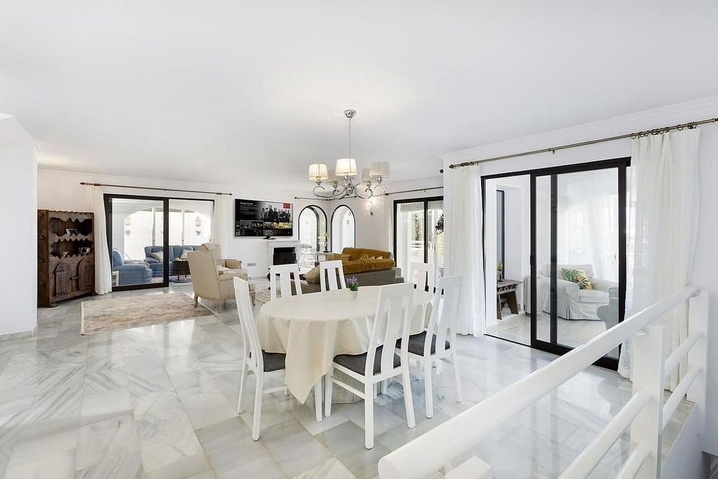 Villa to renovate in a gated community in Los Naranjos, Nueva Andalucia, Marbella