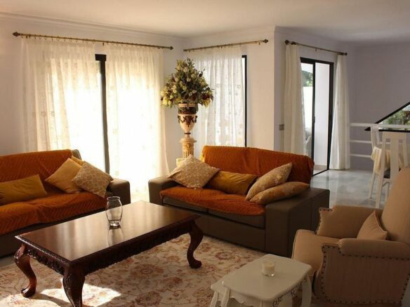 Villa to renovate in a gated community in Los Naranjos, Nueva Andalucia, Marbella