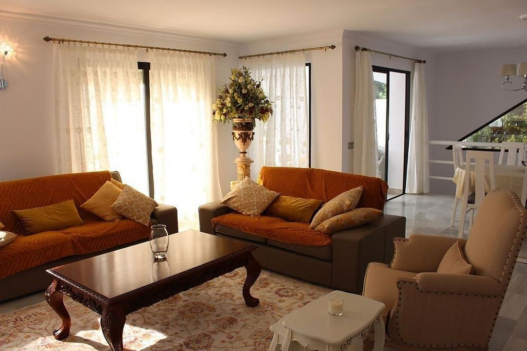 Villa to renovate in a gated community in Los Naranjos, Nueva Andalucia, Marbella