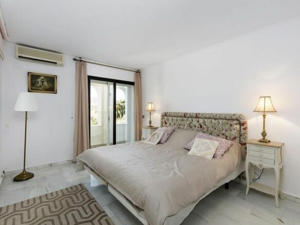 Villa to renovate in a gated community in Los Naranjos, Nueva Andalucia, Marbella