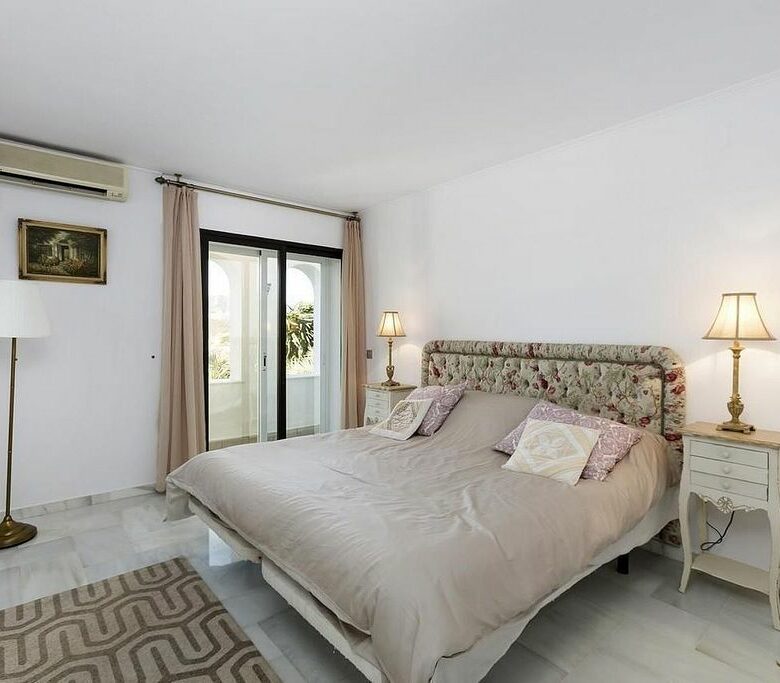 Villa to renovate in a gated community in Los Naranjos, Nueva Andalucia, Marbella