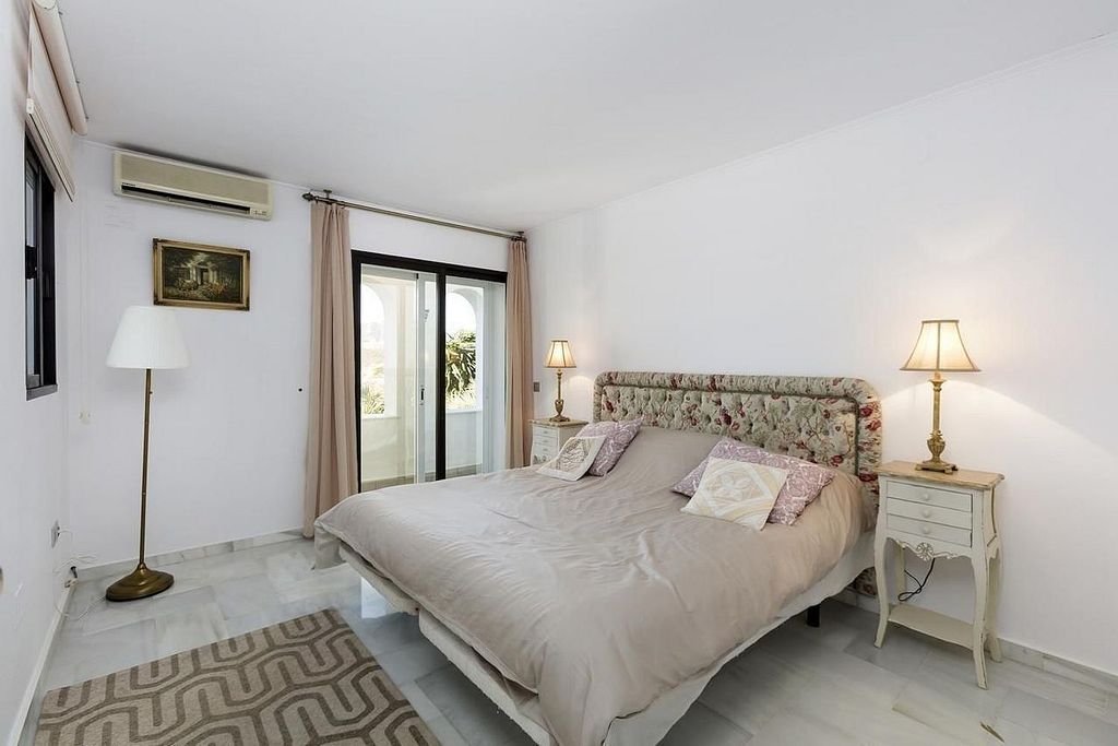 Villa to renovate in a gated community in Los Naranjos, Nueva Andalucia, Marbella