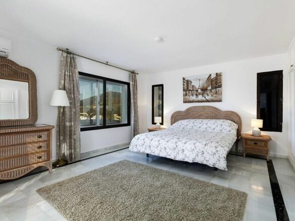 Villa to renovate in a gated community in Los Naranjos, Nueva Andalucia, Marbella