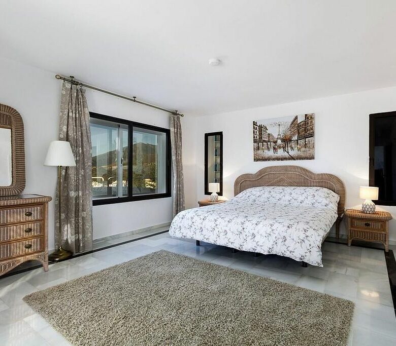 Villa to renovate in a gated community in Los Naranjos, Nueva Andalucia, Marbella
