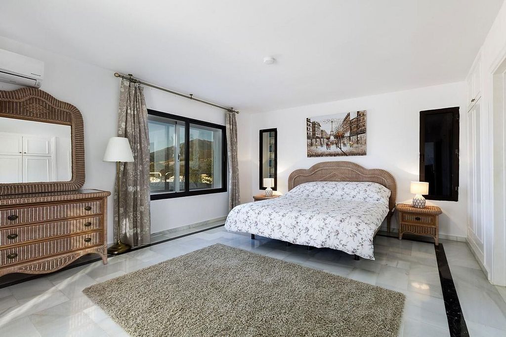 Villa to renovate in a gated community in Los Naranjos, Nueva Andalucia, Marbella