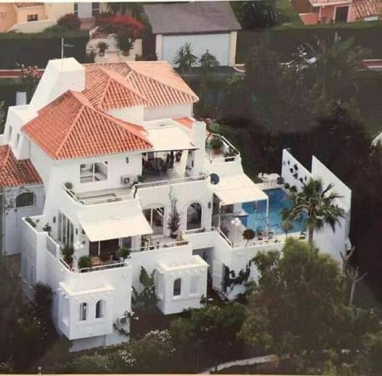 Villa to renovate in a gated community in Los Naranjos, Nueva Andalucia, Marbella